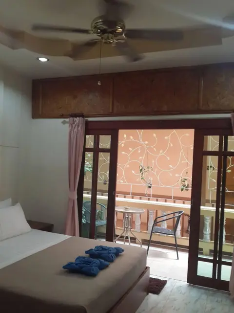 Остров Тау: Khun Ying House