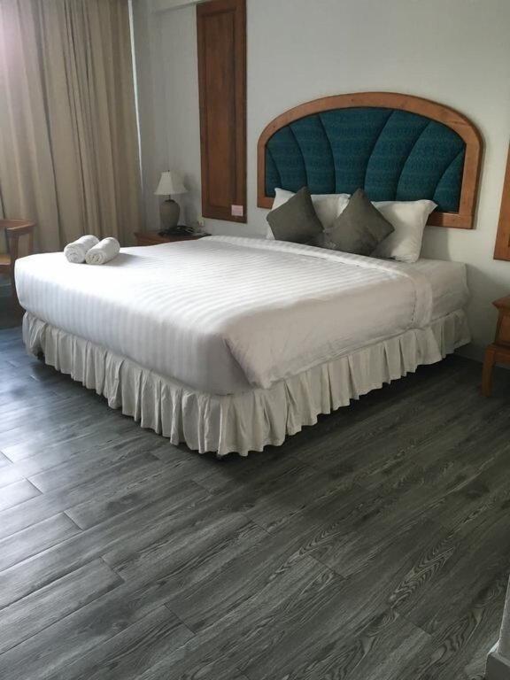 Бури Рам: Thepnakorn Hotel