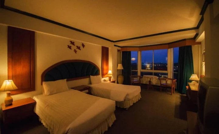 Бури Рам: Thepnakorn Hotel