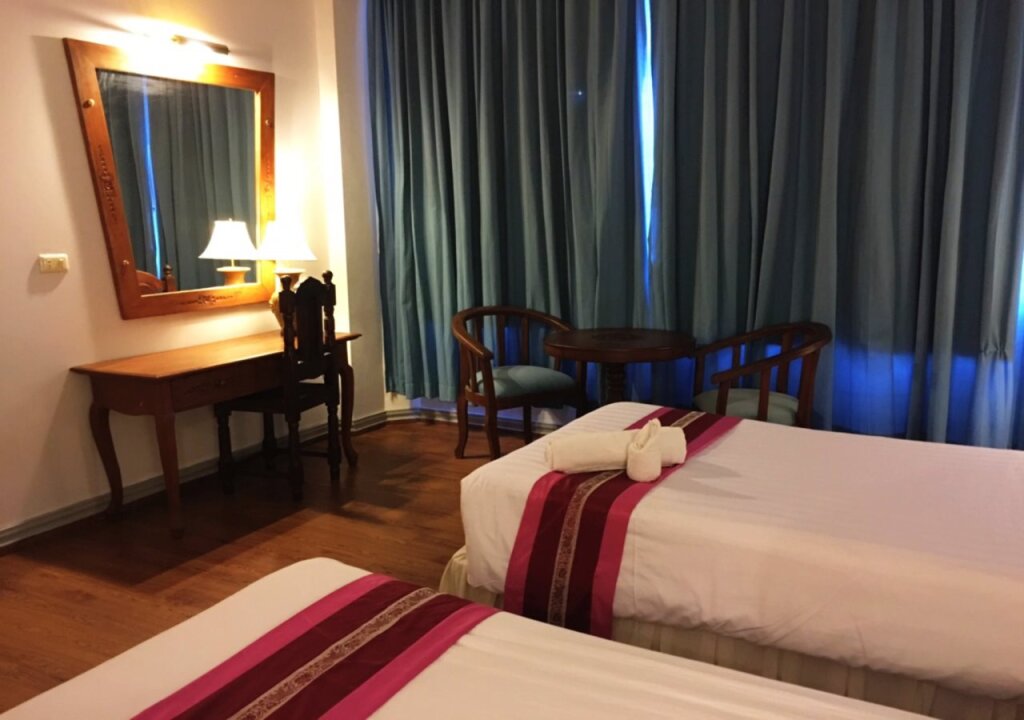 Бури Рам: Thepnakorn Hotel