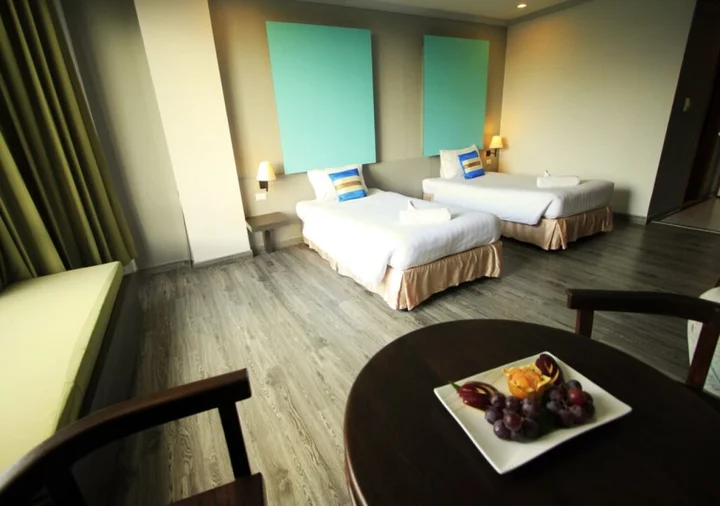 Бури Рам: Thepnakorn Hotel
