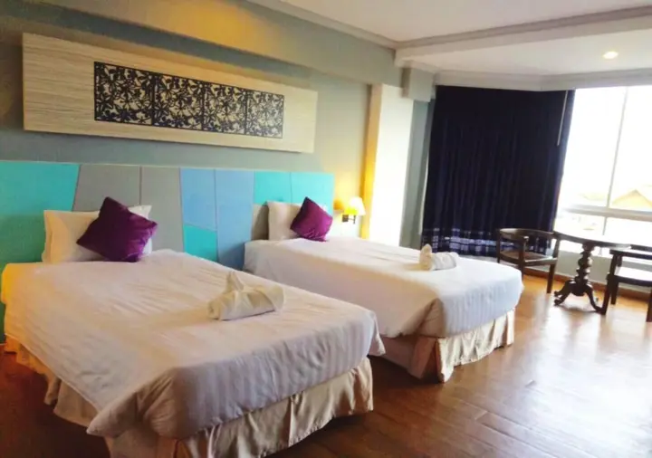 Бури Рам: Thepnakorn Hotel