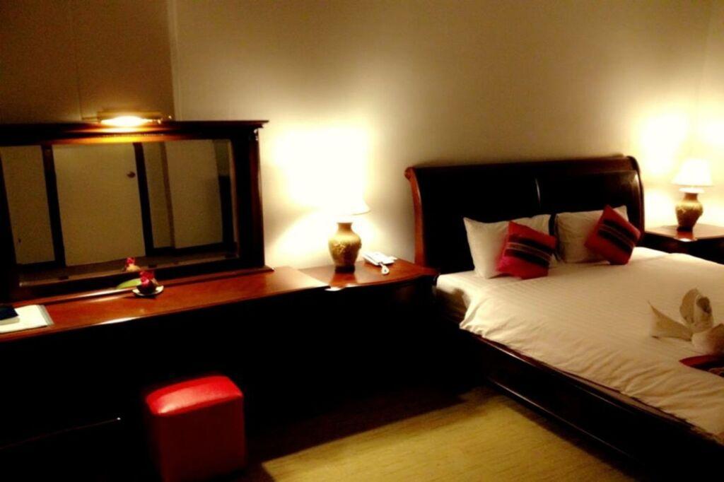 Бури Рам: Thepnakorn Hotel