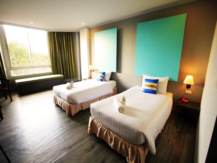 Бури Рам: Thepnakorn Hotel