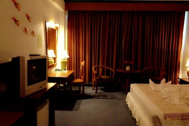 Бури Рам: Thepnakorn Hotel