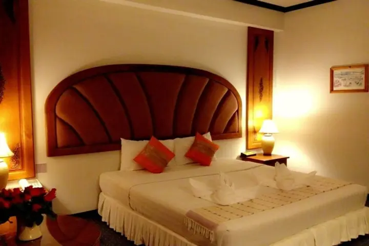 Бури Рам: Thepnakorn Hotel