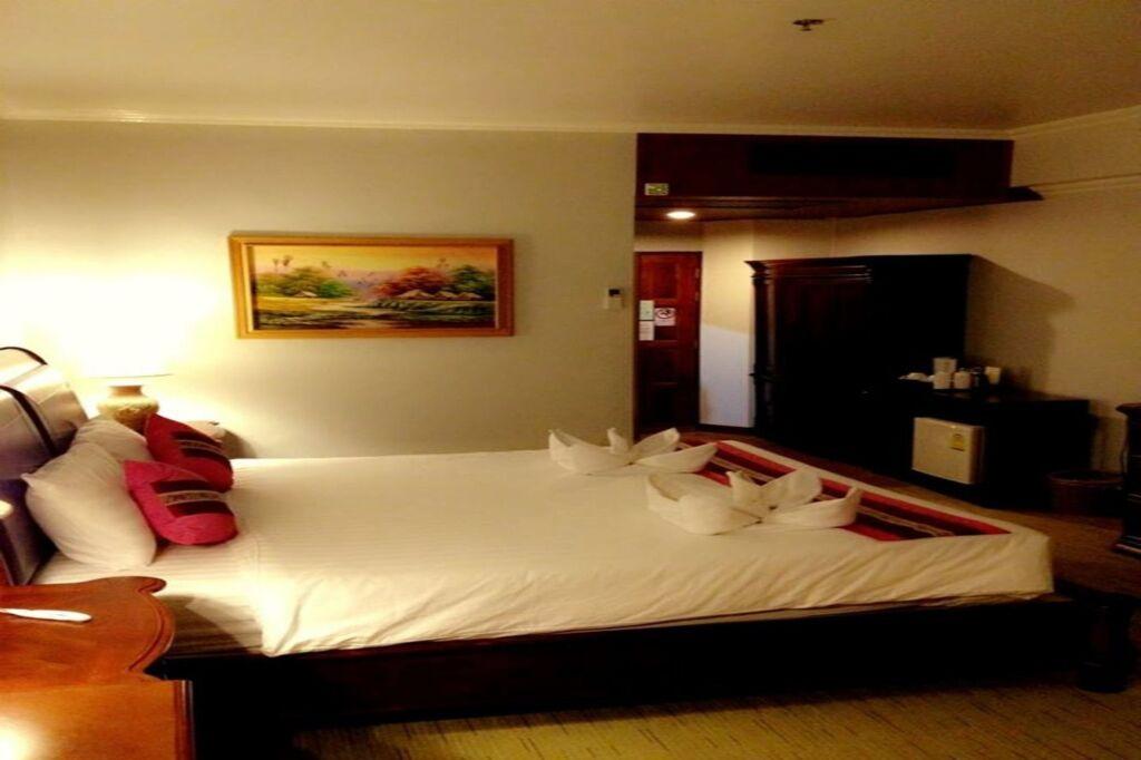 Бури Рам: Thepnakorn Hotel