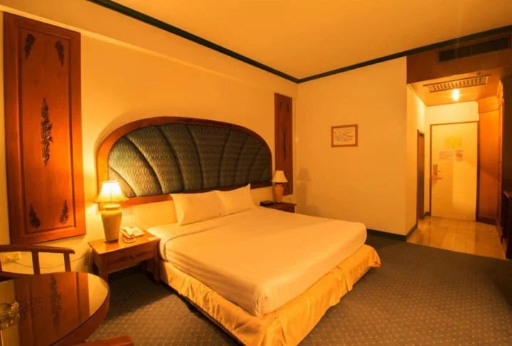 Бури Рам: Thepnakorn Hotel