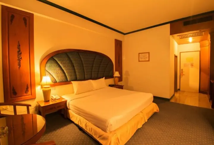 Бури Рам: Thepnakorn Hotel