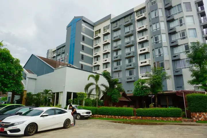 Бури Рам: Thepnakorn Hotel