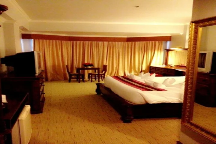 Бури Рам: Thepnakorn Hotel