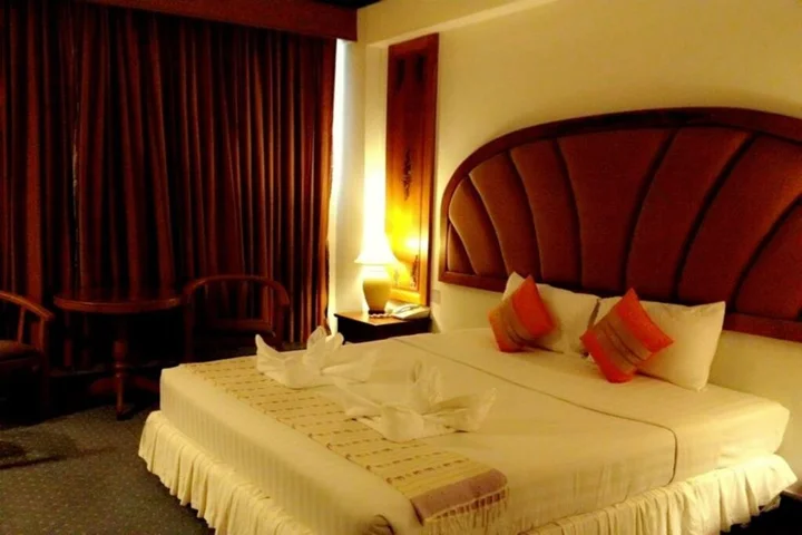 Бури Рам: Thepnakorn Hotel
