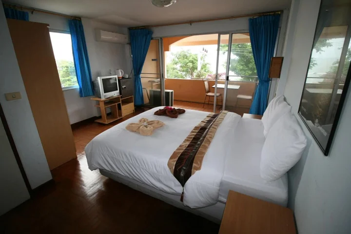 Чаам: Beachfront Hotel Cha Am