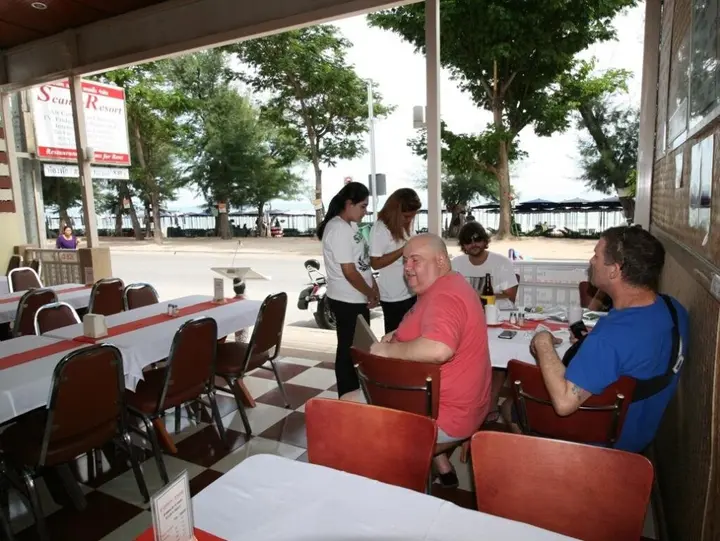 Чаам: Beachfront Hotel Cha Am