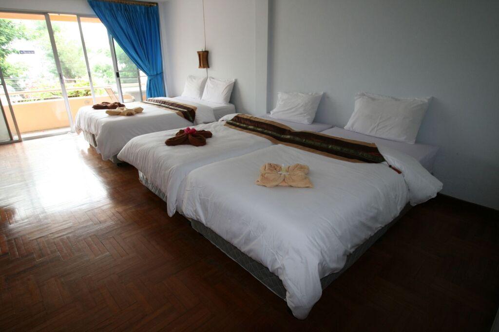 Чаам: Beachfront Hotel Cha Am