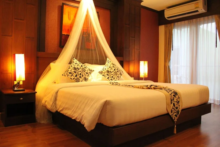 Кату: Hemingway's Hotel