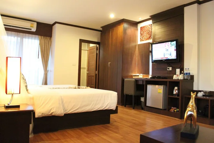Кату: Hemingway's Hotel