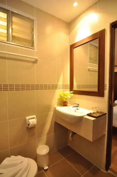 Кату: Hemingway's Hotel