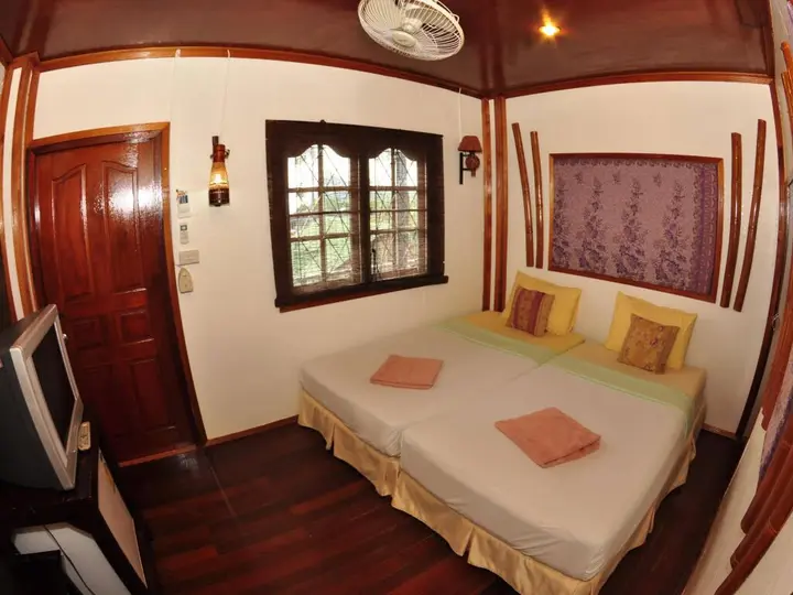 Пхи-Пхи-Дон: October Hostel