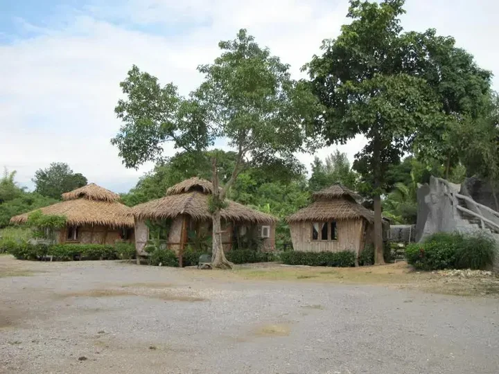 Канчанабури: Cave Cliff Tarzan River Kwai Resort