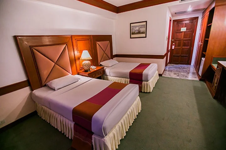 Кхлонг-Янг: Raya Grand Hotel