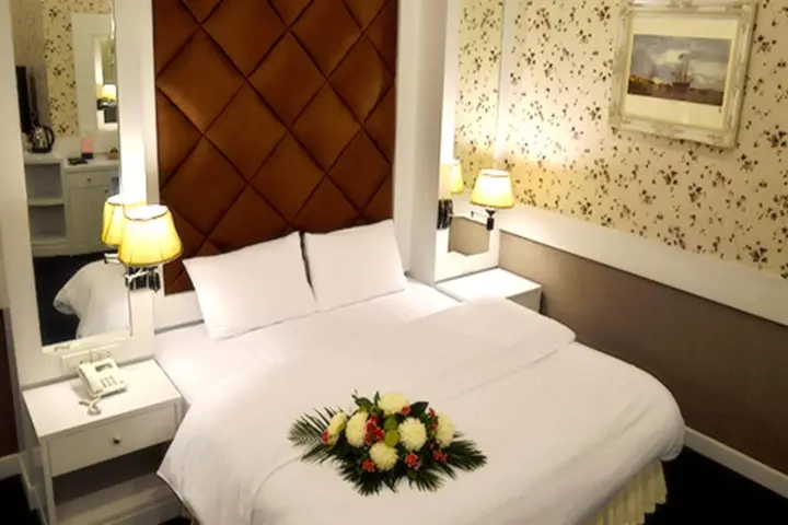 Кхлонг-Янг: Raya Grand Hotel
