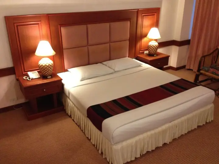 Кхлонг-Янг: Raya Grand Hotel
