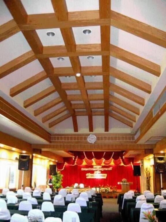 Кхлонг-Янг: Raya Grand Hotel