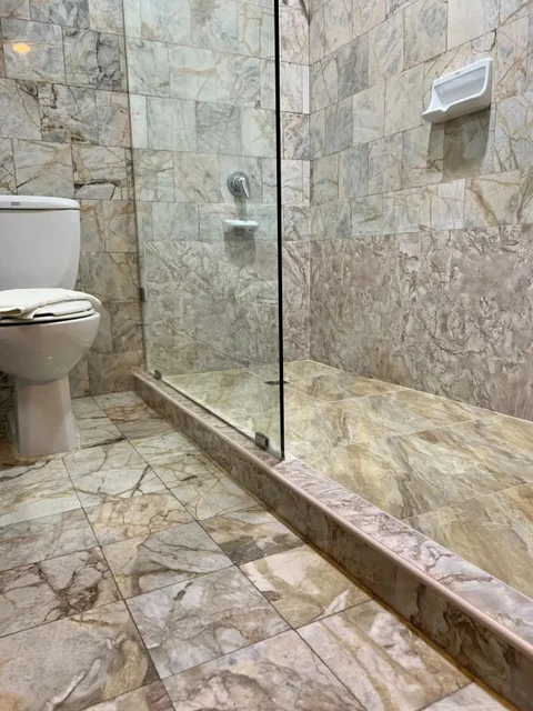 Кхлонг-Янг: Raya Grand Hotel