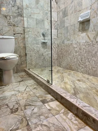 Кхлонг-Янг: Raya Grand Hotel