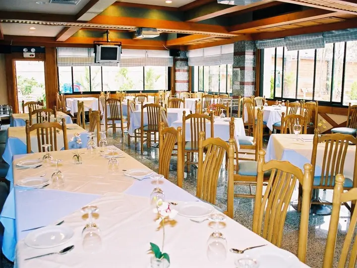 Кхлонг-Янг: Raya Grand Hotel