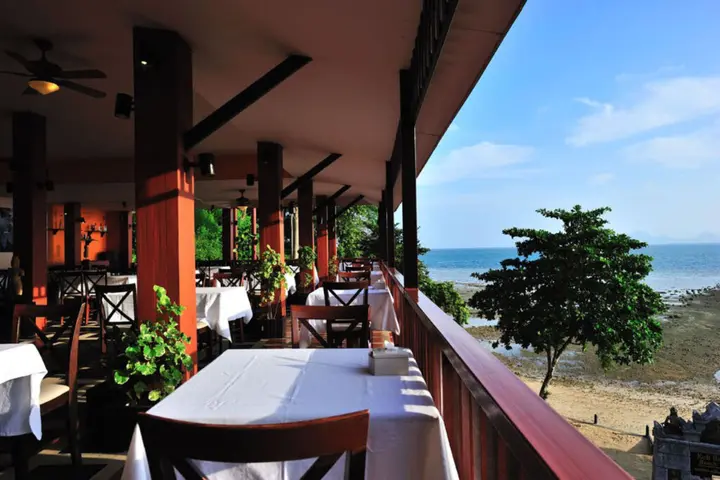 главный пляж: Koh Ngai Cliff Beach Resort