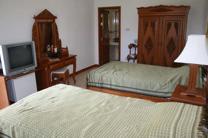 Сам-Рои-Йот: Long Beach Inn