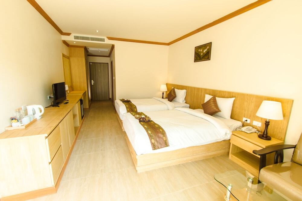 Пхукет: Airport Beach Hotel Phuket