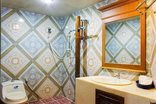 Кату: Baan Natacha Beachfront Guesthouse