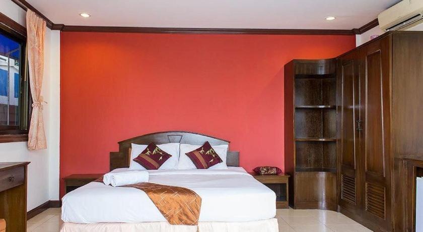Кату: Baan Natacha Beachfront Guesthouse