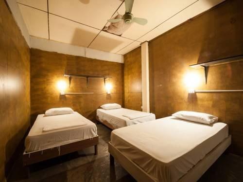 Муанг: Phuket Ghetto Child Hostel