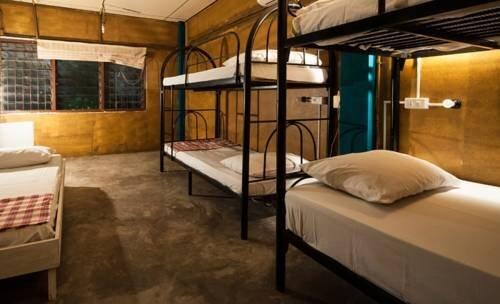 Муанг: Phuket Ghetto Child Hostel