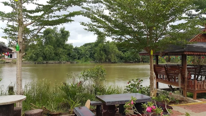 Сураттхани: Ruenthai Rimnam Resort
