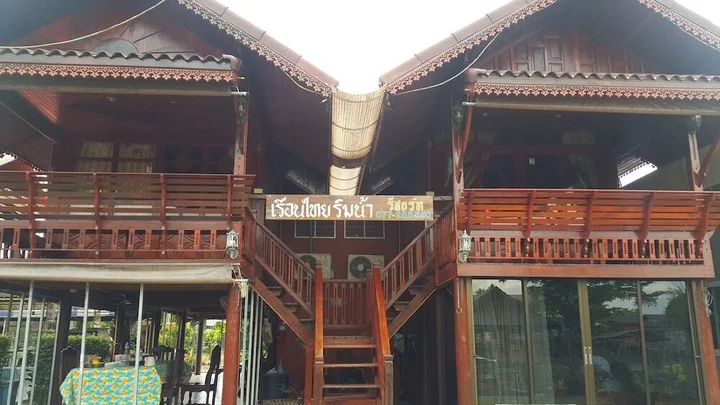 Сураттхани: Ruenthai Rimnam Resort