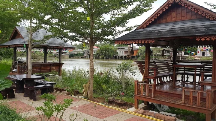 Сураттхани: Ruenthai Rimnam Resort