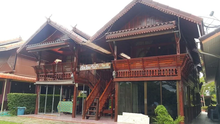 Сураттхани: Ruenthai Rimnam Resort