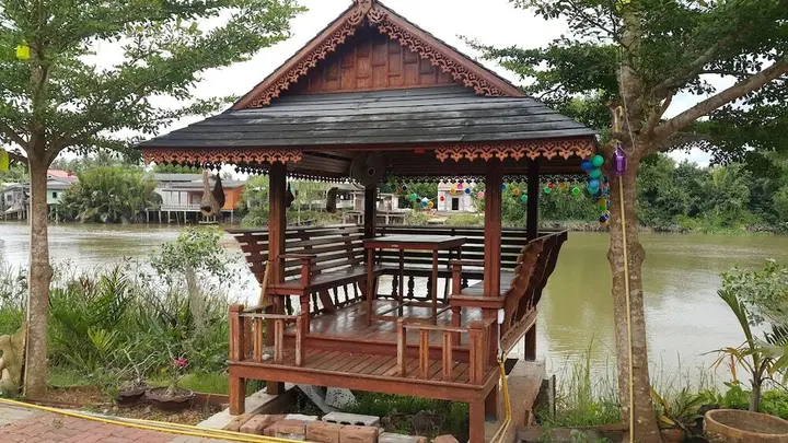 Сураттхани: Ruenthai Rimnam Resort