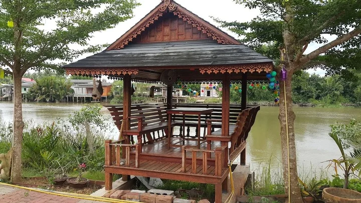 Сураттхани: Ruenthai Rimnam Resort