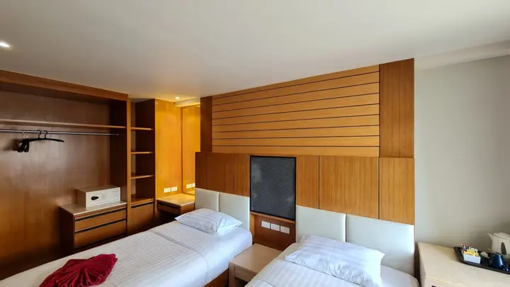 Муанг: Room Actually