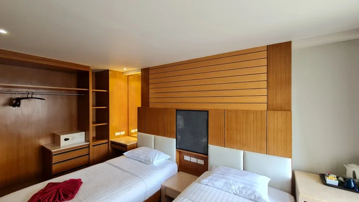 Муанг: Room Actually