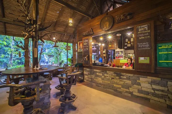Фаном: Art's Riverview Lodge