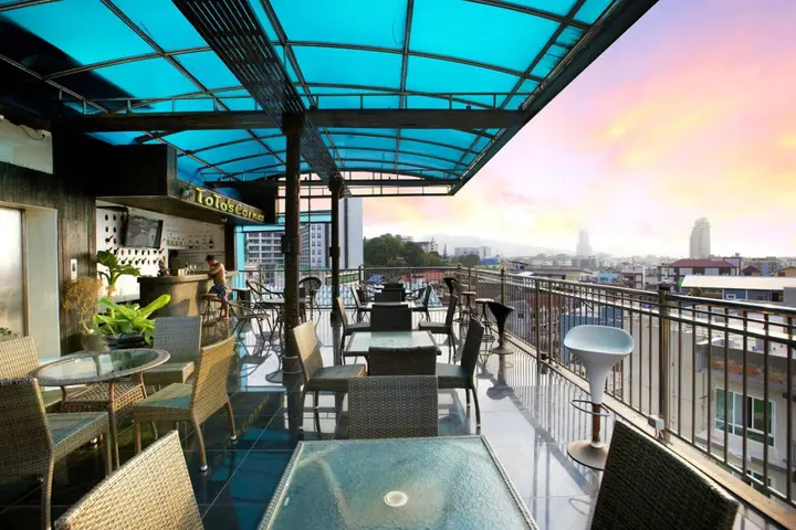Пхукет: Patong Eyes Hotel