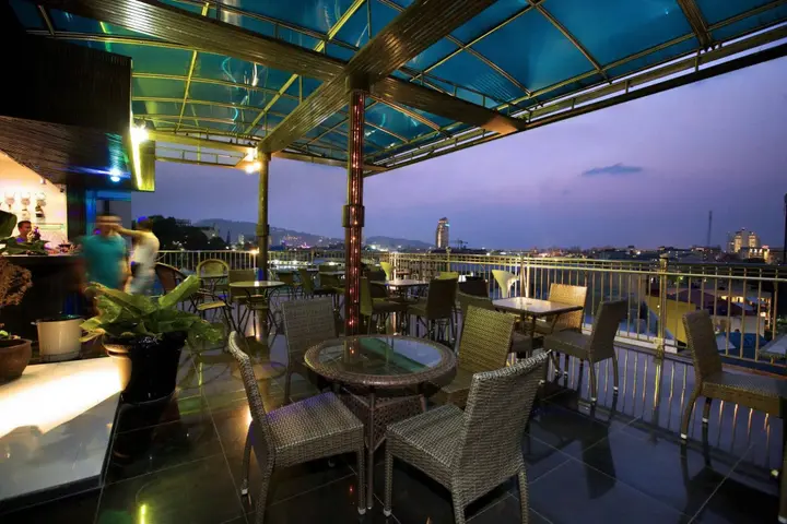Пхукет: Patong Eyes Hotel
