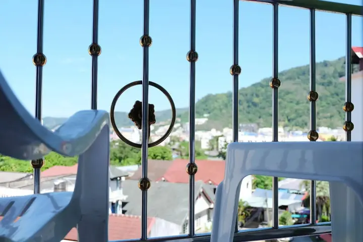 Пхукет: Patong Eyes Hotel